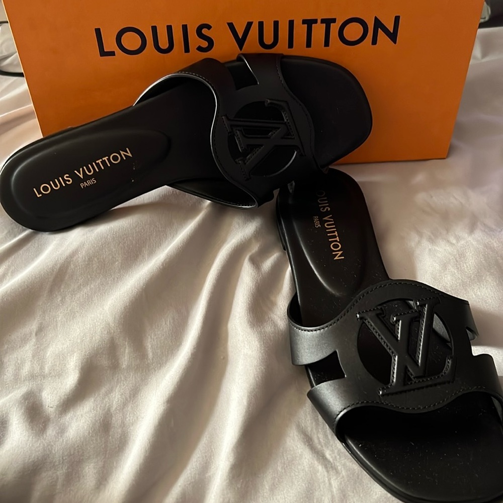 Lois Vuitton Isola flat mule